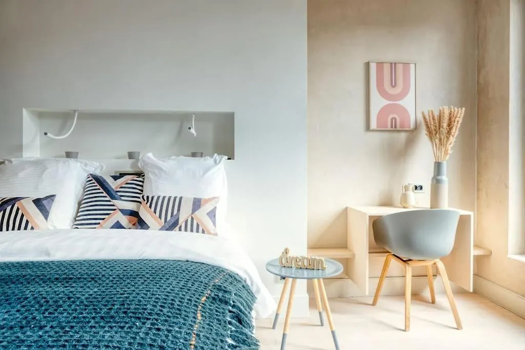 Light-Filled Haven In Ghent Apartment